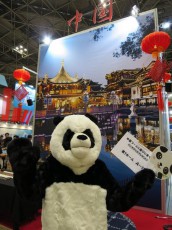 【東京ビッグサイト】パンダの着ぐるみが怖い中国 対 ユルキャラほんわかタイ