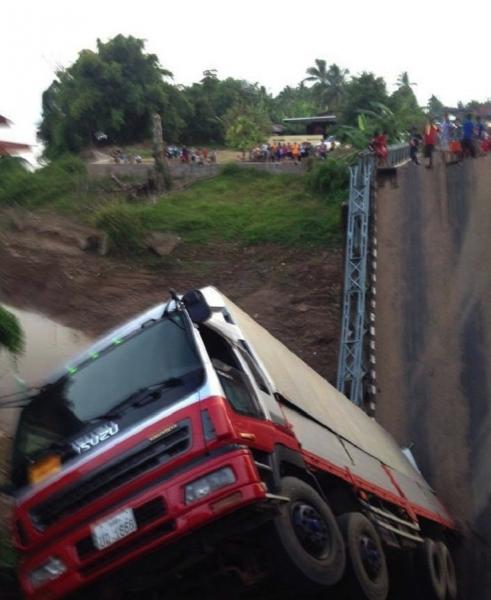 ラオス南部のチャンパサクで橋が崩落