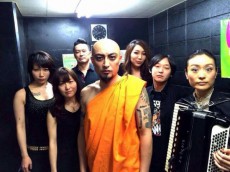 僧侶の姿でライブした日本人バンドにタイ人が激怒
