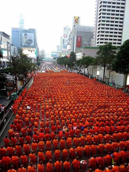 【タイ】早朝のバンコク都心を僧侶1万人以上が埋め尽くす