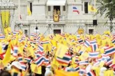 【タイ】黄シャツが復活=国王誕生日に着用