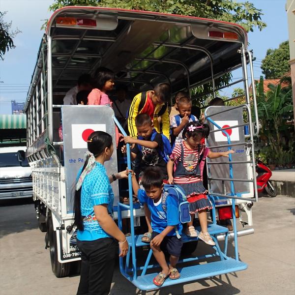 【タイ】スラム街の子供通学用バス引き渡し式=在タイ日本国大使館