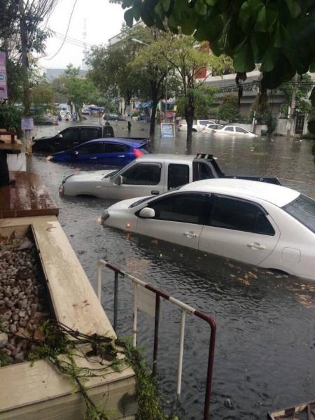 【タイ】道路が川に！ バンコクの複数箇所で集中豪雨による道路冠水