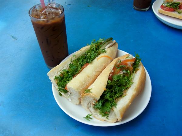 【ラオス】ラオスのローカル・フランス料理？ カオチーを食べる