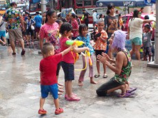 【タイ】タイ全土で水かけ祭りが始まる！ 