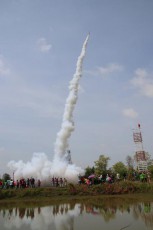 【タイ】5月からタイ東北部各地で始まる奇祭「ロケット祭り」