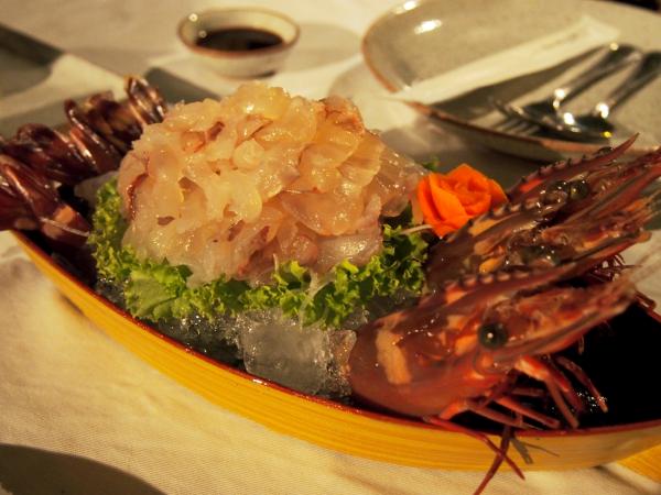 【タイ】プーケットの港の夜景を眺めながら堪能する新鮮なエビの刺身とタイ南部料理