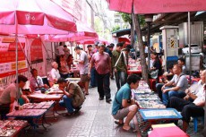 【タイ】100店以上が歩道に並ぶ土日限定の骨董市