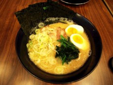 【タイ】日本人向け歓楽街の真ん中で深夜すぎまで営業する家系ラーメン「内田家」