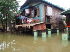 【ミャンマー】豪雨による洪水被害、総選挙をにらみ各政党党首も被災地を慰問