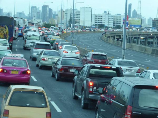 タイ全土で母に捧げる自転車走行ー道路は渋滞・長距離バス遅延でタクシー待ちの長い列