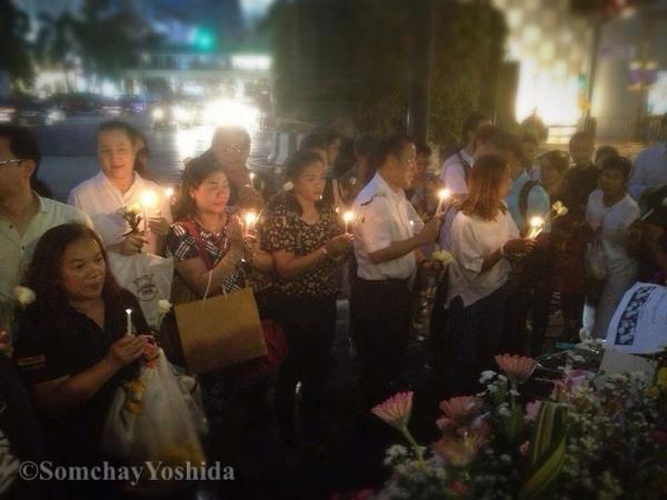 【タイ】爆破テロのエラワン廟で宗教の枠を超えた祈りと献花