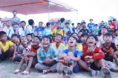カンボジアの農村で大画面パブリックビューイング・歓声をあげる子どもたちーJICAカンボジア事務所