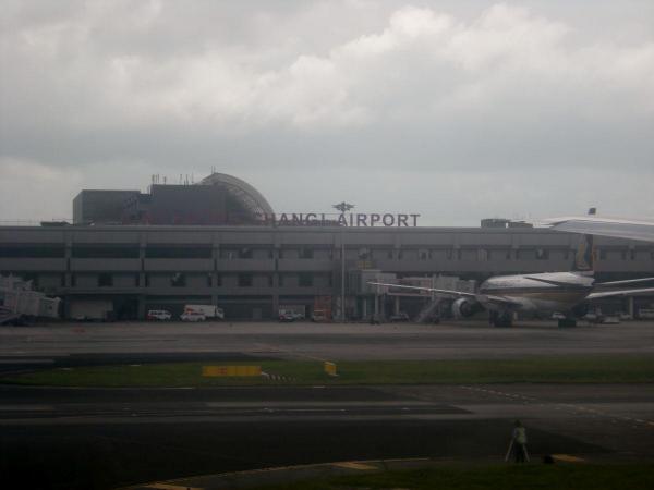 【シンガポール航空】駐機中のエアバスA330-300型機の前輪アームが壊れるーチャンギ国際空港
