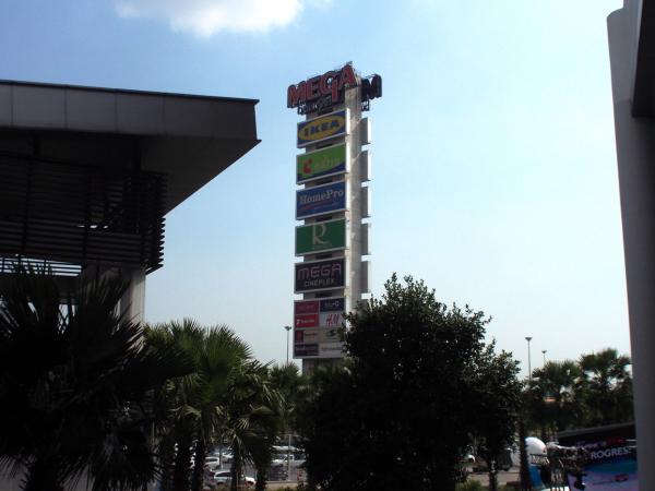 【タイ】郊外で大型化するショッピングセンター