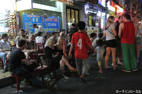 【ベトナム】2016年を知らせる花火がホーチミン市内2カ所から午前0時から15分間打ち上がる