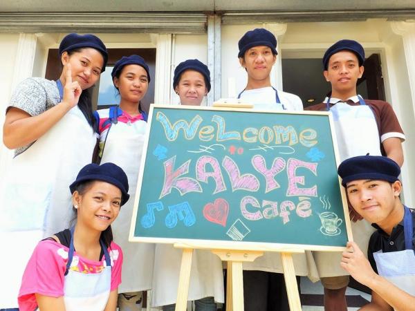 【フィリピン】過酷な路上生活抜け出し、マニラ「路上の若者」がカフェをオープン