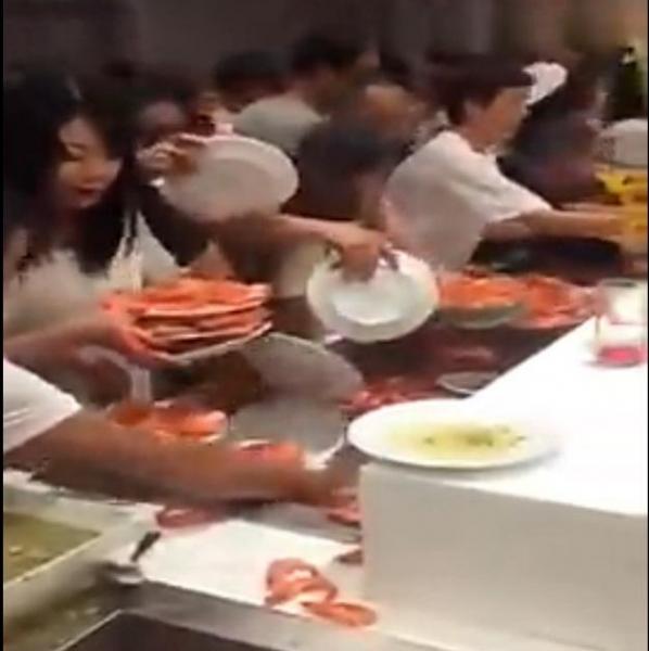 中国人観光客の醜態動画、タイでの海老争奪戦報道にーレストランは2年前と擁護