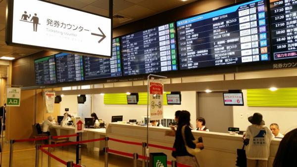 タイ人もビックリ！ 新宿のバスターミナル「巨大で明るい！」