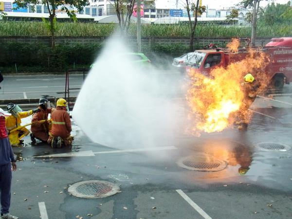 【タイ】日本人も多く訪れるデパート「エンポリアム」駐車場で火事