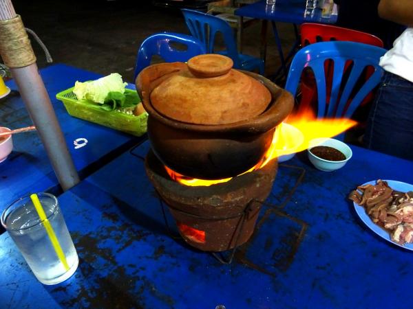【タイ】バンコクの下町で食べる東北地方の鍋「チムチュム」食べ放題