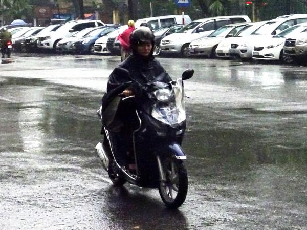 【ベトナム】バイク用の雨合羽で走るベトナムの人々
