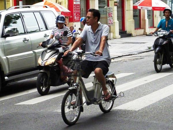 【ベトナム】縦横無尽に走る電動バイクに要注意！ 