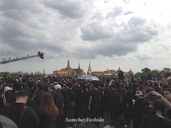 【タイ】国父プミポン陛下を偲ぶ10万人の大合唱