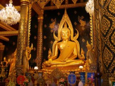 「タイで最も美しい」仏像なら、ピッサヌロークの寺院