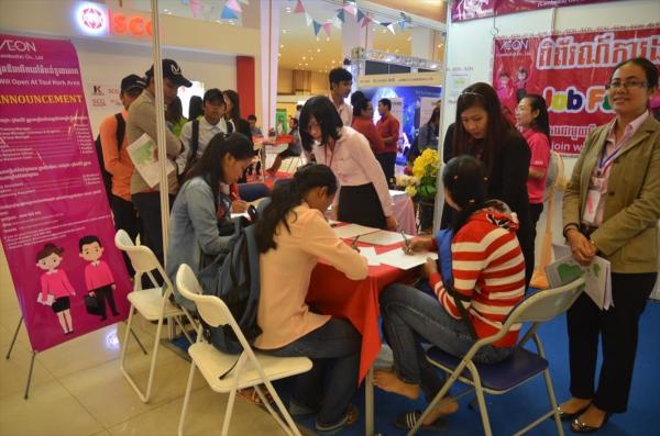 カンボジアの就職フェアに、過去最高の2万人が参加ーJICA