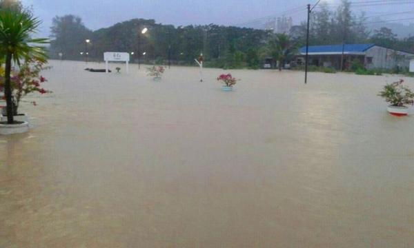タイ南部で大洪水、遊泳中の日本人男性が行方不明