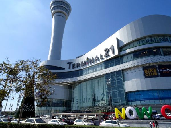 タイ東北最大の街に人気の商業施設「ターミナル21」が、コラートにも