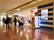 羽田空港と成田空港の首都圏2大空港に出そろった家電量販店ビックカメラとラオックス