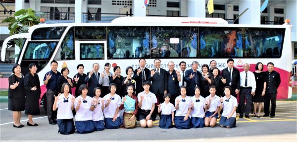チェンマイ県の聾学校にバスを支援ーチェンマイ日本総領事館