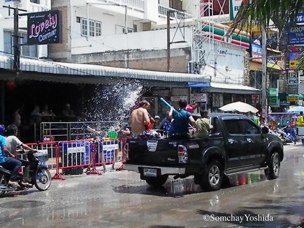 【タイ】警察が荷台乗車の禁止を厳格取締り、反対の声に一撤回のドタバタ劇