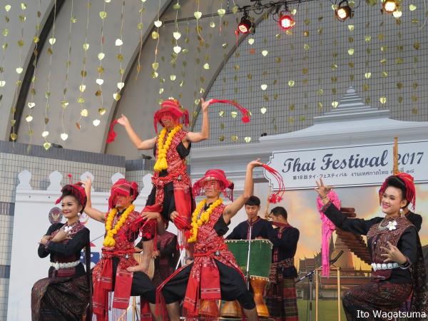 ガラシン舞踊学校が東北地方の伝統芸を披露「タイフェスティバル2017」