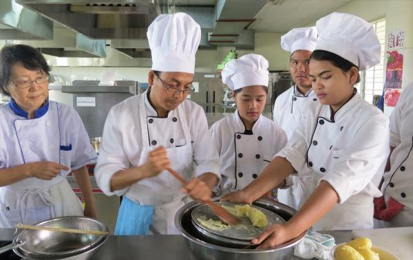 【カンボジア】100人に日本料理作り方を指導ーJICAシニア海外ボランティア