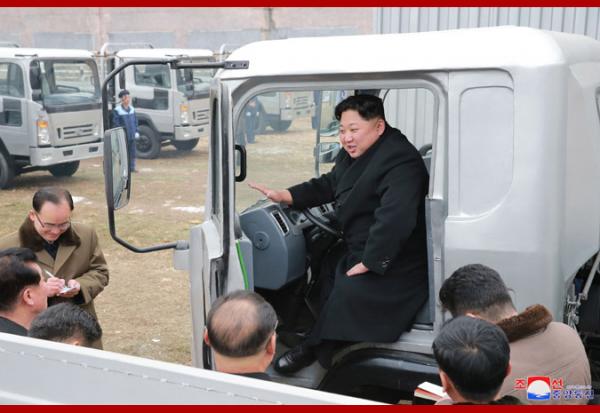 金正恩氏「トラック工場を視察」ー北朝鮮