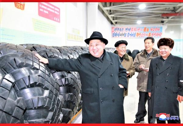 【北朝鮮】少し太り気味・金正恩氏、今度は発射台のタイヤ工場を視察