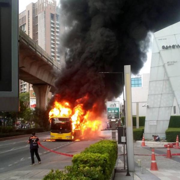 【タイ】中国製バス、今度は走行中に出火、全焼！ 