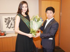 2018ミス・アース日本代表の田中美緒さんが、中根外務副大臣を表敬訪問