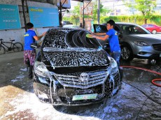 丁寧な「職人技が光る」フィリピン洗車場ー1台100ペソ(220円)