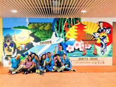 フィリピン・ボホール空港に、知的障害者を支援する「バビタの家」製作壁画が完成！ 
