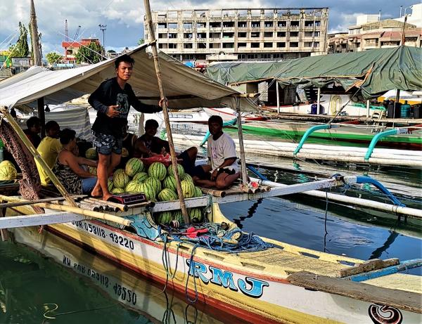 【もっと楽しいフィリピン】タクロバンの港に「スイカ販売ボート5隻！」レイテ島