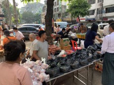 【ミャンマー】コロナに負けない！ 市民らが食料配布　政府の配給に先行