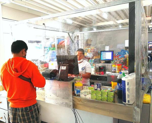フィリピン・新型コロナウィルス感染対策「レジコーナーをビニールで囲み飛沫感染を防御」