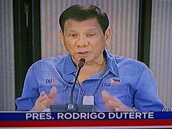 フィリピン・ドゥテルテ大統領「自宅待機に違反し、ビーチや海で遊ぶ人に警告」刑務所に収監するぞ！ 