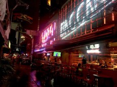 【タイ】夜の街『ソイ・カウボーイ営業再開』客マバラ、38日間連続・国内感染者ゼロ