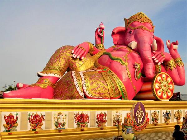 タイのお勧めスポット・優雅に寝そべる「巨大なピンク象」・ザ フロート ハウス リバー クワイ