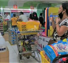 新型コロナ感染拡大中のフィリピン、無収入の人が多くスーパーも閑散